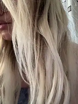 Snapshot of mollyxxx chatting on March 2025 05:44:02 AM mollyxxx online show from March 2025 05:44:02 AM