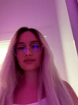 Snapshot of mollyxxx chatting on October 2025 01:04:02 AM mollyxxx online show from October 2025 01:04:02 AM