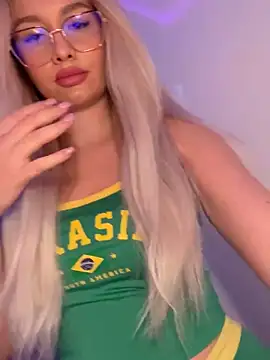 Snapshot of mollyxxx chatting on October 2025 06:25:02 AM mollyxxx online show from October 2025 06:25:02 AM