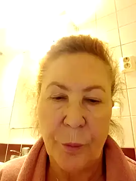 Snapshot of Hottie-Mom chatting on October 2025 08:25:01 AM Hottie-Mom online show from October 2025 08:25:01 AM