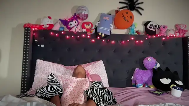 Snapshot of Cum2Charm chatting on October 2025 02:40:01 PM Cum2Charm online show from October 2025 02:40:01 PM