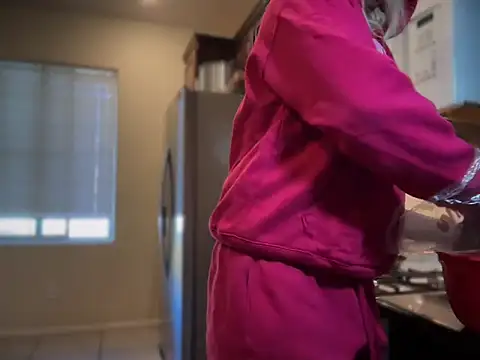 Snapshot of Cum2Charm chatting on November 2025 05:13:01 PM Cum2Charm online show from November 2025 05:13:01 PM