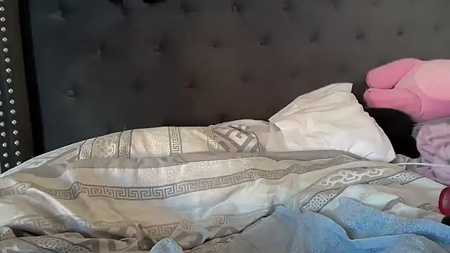 Snapshot of Cum2Charm chatting on April 2026 11:55:02 PM Cum2Charm online show from April 2026 11:55:02 PM