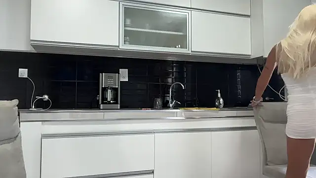 Reyna63 online show from April 2026 06:56:02 PM