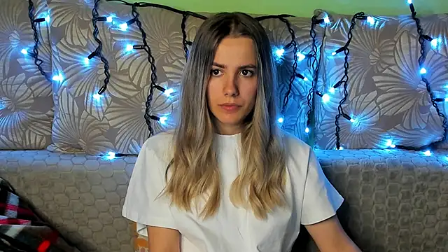 MaggieCake online show from November 2025 01:39:01 AM