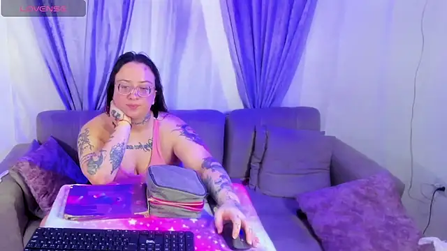Snapshot of MiaYMolly chatting on April 2026 11:36:02 PM MiaYMolly online show from April 2026 11:36:02 PM
