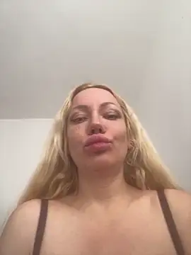 Snapshot of SofiaJoy chatting on May 2026 12:43:02 PM SofiaJoy online show from May 2026 12:43:02 PM