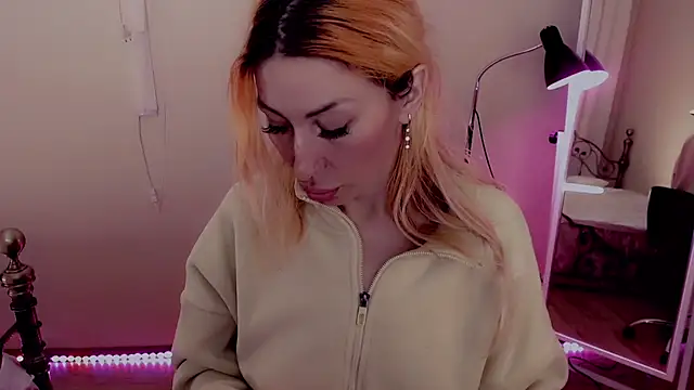 AnnieGOld  online show from February 2025 10:20:01 PM