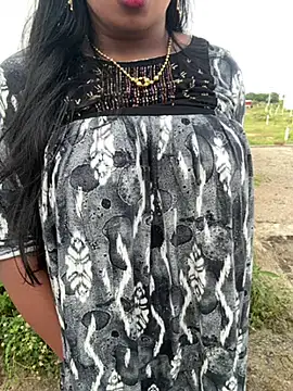 Snapshot of Dhiyapink chatting on December 2024 11:28:01 AM Dhiyapink online show from December 2024 11:28:01 AM