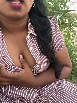 Snapshot of Dhiyapink chatting on February 2025 12:08:02 PM Dhiyapink online show from February 2025 12:08:02 PM