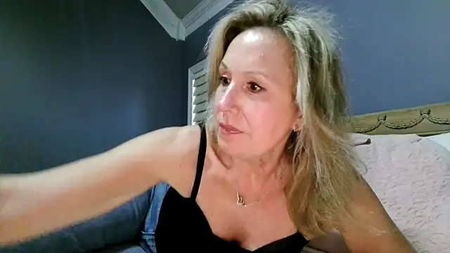 Snapshot of Lisaisluscious chatting on April 2026 08:15:01 PM Lisaisluscious online show from April 2026 08:15:01 PM