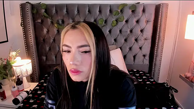 Snapshot of Kim_Blane chatting on February 2025 02:59:02 AM Kim Blane online show from February 2025 02:59:02 AM