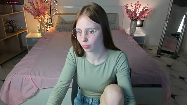 Snapshot of CharmedDoll chatting on March 2025 02:40:01 PM CharmedDoll online show from March 2025 02:40:01 PM