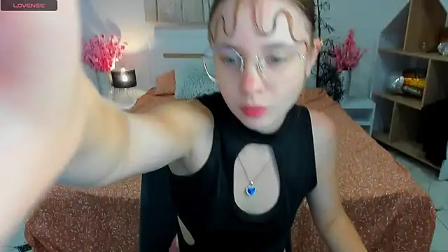 Snapshot of CharmedDoll chatting on October 2025 12:17:01 PM CharmedDoll online show from October 2025 12:17:01 PM