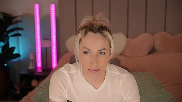 Snapshot of VickySecret96 chatting on April 2026 05:54:01 PM VickySecret96 online show from April 2026 05:54:01 PM