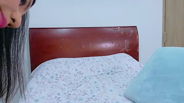 Steph F online show from October 2025 04:01:02 AM