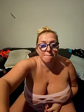 Snapshot of winniess40 chatting on November 2025 03:51:01 AM winniess40 online show from November 2025 03:51:01 AM