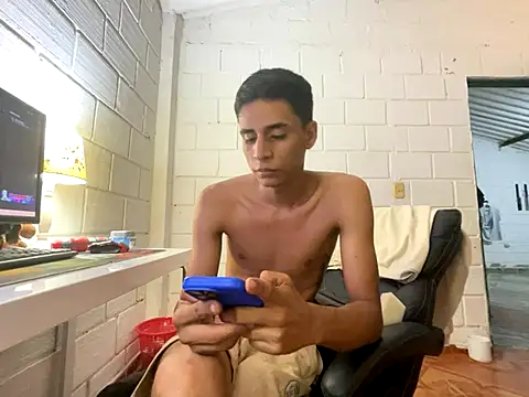 Snapshot of Max_TheHorseDick chatting on October 2025 02:50:02 AM Max TheHorseDick online show from October 2025 02:50:02 AM
