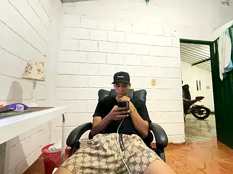 Max TheHorseDick online show from November 2025 02:00:02 AM