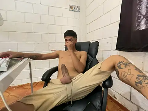 Snapshot of Max_TheHorseDick chatting on May 2026 05:53:01 PM Max TheHorseDick online show from May 2026 05:53:01 PM