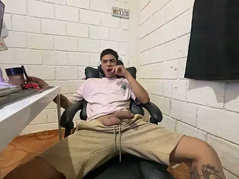 Snapshot of Max_TheHorseDick chatting on May 2026 12:19:01 AM Max TheHorseDick online show from May 2026 12:19:01 AM
