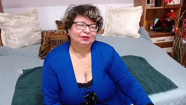 Snapshot of SweetMommaX chatting on December 2024 10:33:02 AM SweetMommaX online show from December 2024 10:33:02 AM