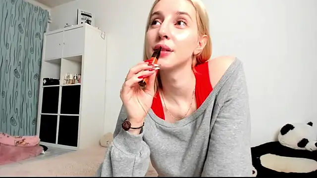 Snapshot of KenzieDawton chatting on December 2024 04:45:01 AM KenzieDawton online show from December 2024 04:45:01 AM