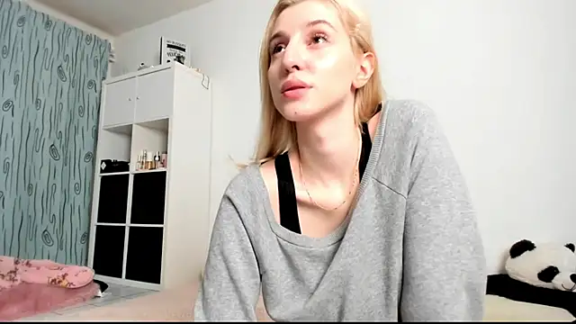 Snapshot of KenzieDawton chatting on December 2024 07:04:02 PM KenzieDawton online show from December 2024 07:04:02 PM