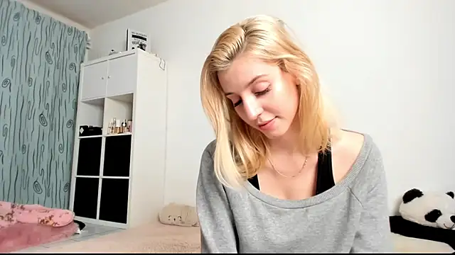 Snapshot of KenzieDawton chatting on December 2024 10:11:01 PM KenzieDawton online show from December 2024 10:11:01 PM