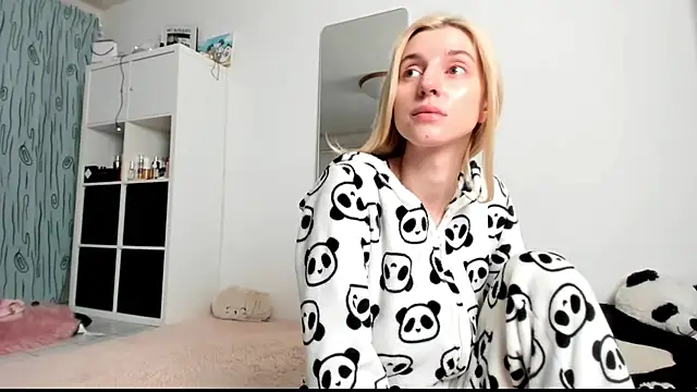 Snapshot of KenzieDawton chatting on January 2025 05:01:02 AM KenzieDawton online show from January 2025 05:01:02 AM
