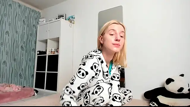 Snapshot of KenzieDawton chatting on January 2025 05:08:01 AM KenzieDawton online show from January 2025 05:08:01 AM