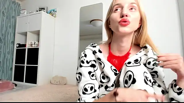 Snapshot of KenzieDawton chatting on January 2025 04:59:01 AM KenzieDawton online show from January 2025 04:59:01 AM