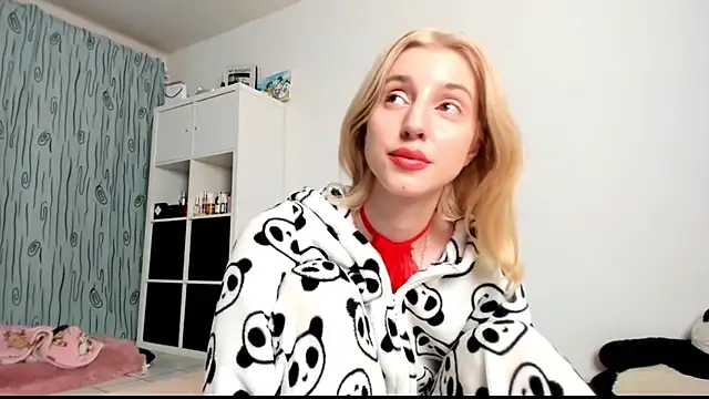 Snapshot of KenzieDawton chatting on January 2025 05:13:01 AM KenzieDawton online show from January 2025 05:13:01 AM