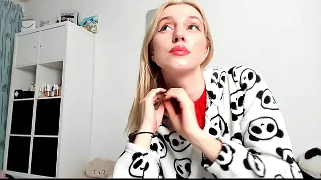 Snapshot of KenzieDawton chatting on February 2025 05:09:02 AM KenzieDawton online show from February 2025 05:09:02 AM