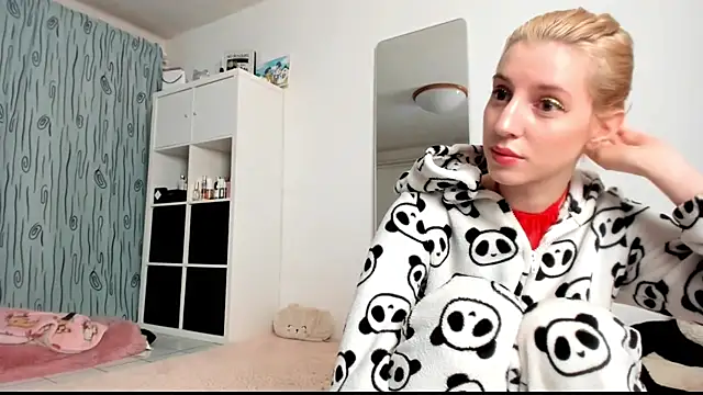Snapshot of KenzieDawton chatting on February 2025 05:03:02 AM KenzieDawton online show from February 2025 05:03:02 AM
