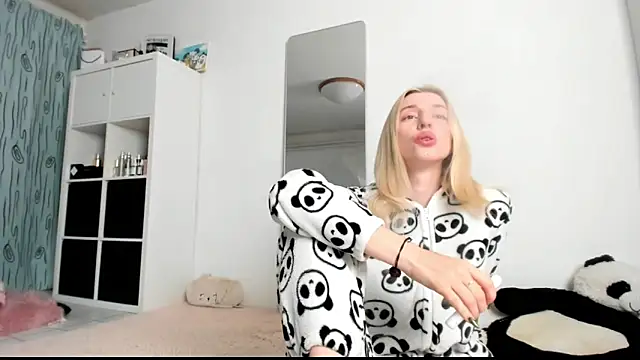 Snapshot of KenzieDawton chatting on February 2025 05:49:02 AM KenzieDawton online show from February 2025 05:49:02 AM