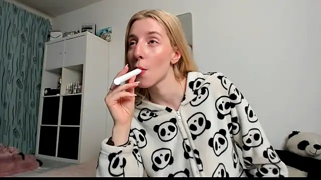 Snapshot of KenzieDawton chatting on March 2025 05:03:01 AM KenzieDawton online show from March 2025 05:03:01 AM