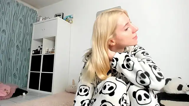Snapshot of KenzieDawton chatting on October 2025 06:01:02 AM KenzieDawton online show from October 2025 06:01:02 AM