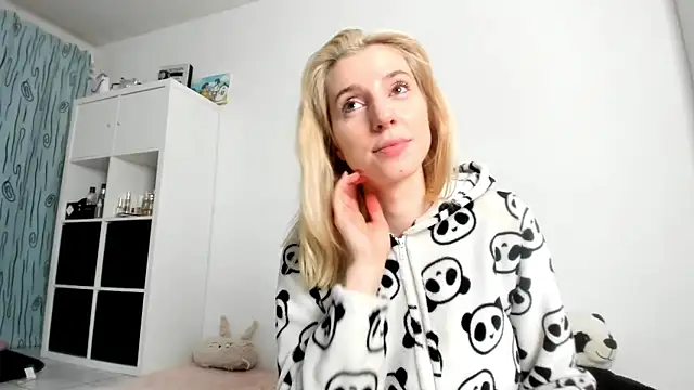 Snapshot of KenzieDawton chatting on October 2025 06:34:01 AM KenzieDawton online show from October 2025 06:34:01 AM