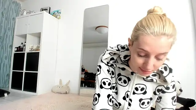 Snapshot of KenzieDawton chatting on October 2025 06:24:01 AM KenzieDawton online show from October 2025 06:24:01 AM