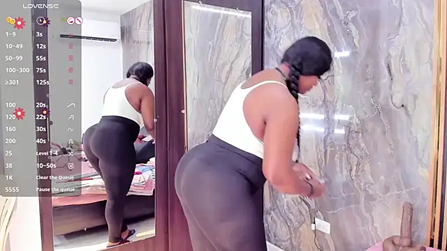 LauraSaenz01 online show from April 2026 03:33:02 AM