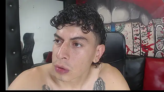 Snapshot of Strongernastyx chatting on December 2024 10:18:02 PM Strongernastyx online show from December 2024 10:18:02 PM
