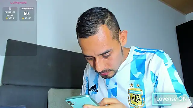 jhonyalzate2 online show from December 2025 03:44:02 AM