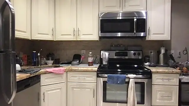 Snapshot of BigGuyMuscle chatting on December 2025 08:25:01 PM BigGuyMuscle online show from December 2025 08:25:01 PM