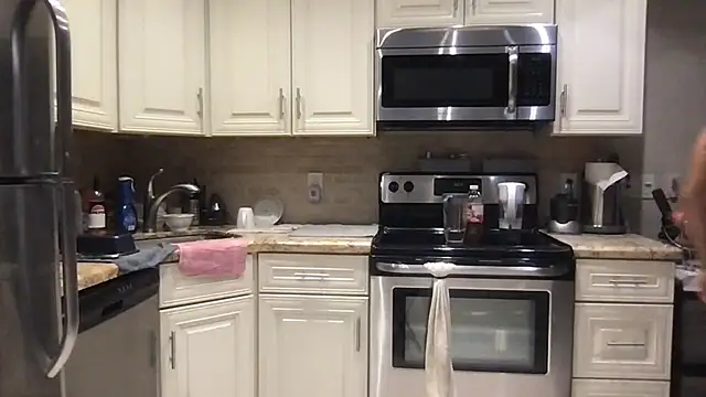 Snapshot of BigGuyMuscle chatting on December 2025 10:04:02 PM BigGuyMuscle online show from December 2025 10:04:02 PM