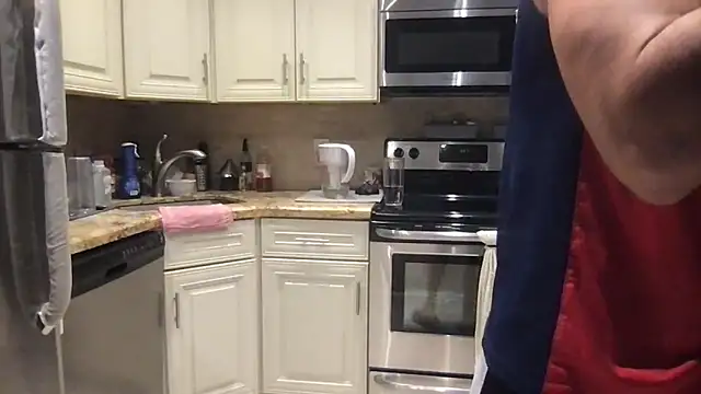 Snapshot of BigGuyMuscle chatting on December 2025 10:06:02 PM BigGuyMuscle online show from December 2025 10:06:02 PM