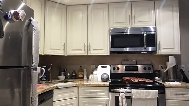 Snapshot of BigGuyMuscle chatting on February 2026 06:58:02 PM BigGuyMuscle online show from February 2026 06:58:02 PM