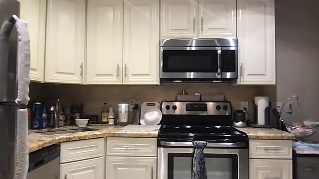 Snapshot of BigGuyMuscle chatting on April 2026 10:42:02 PM BigGuyMuscle online show from April 2026 10:42:02 PM