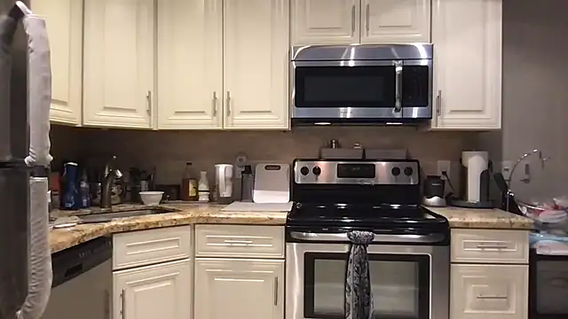 Snapshot of BigGuyMuscle chatting on April 2026 04:18:01 PM BigGuyMuscle online show from April 2026 04:18:01 PM