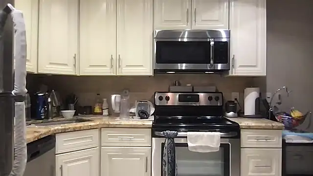 Snapshot of BigGuyMuscle chatting on April 2026 12:05:01 AM BigGuyMuscle online show from April 2026 12:05:01 AM